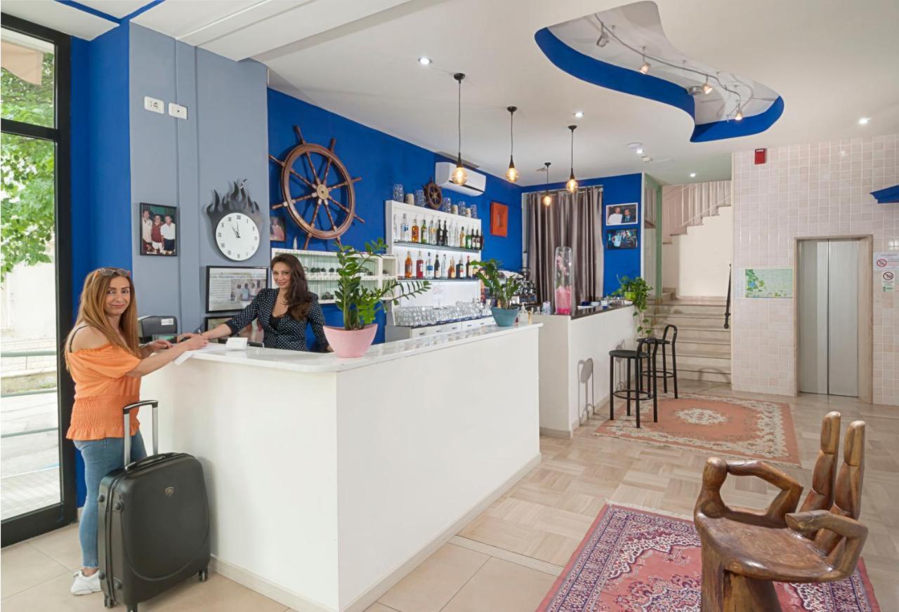 Hotel Holiday Misano Adriatico Buitenkant foto