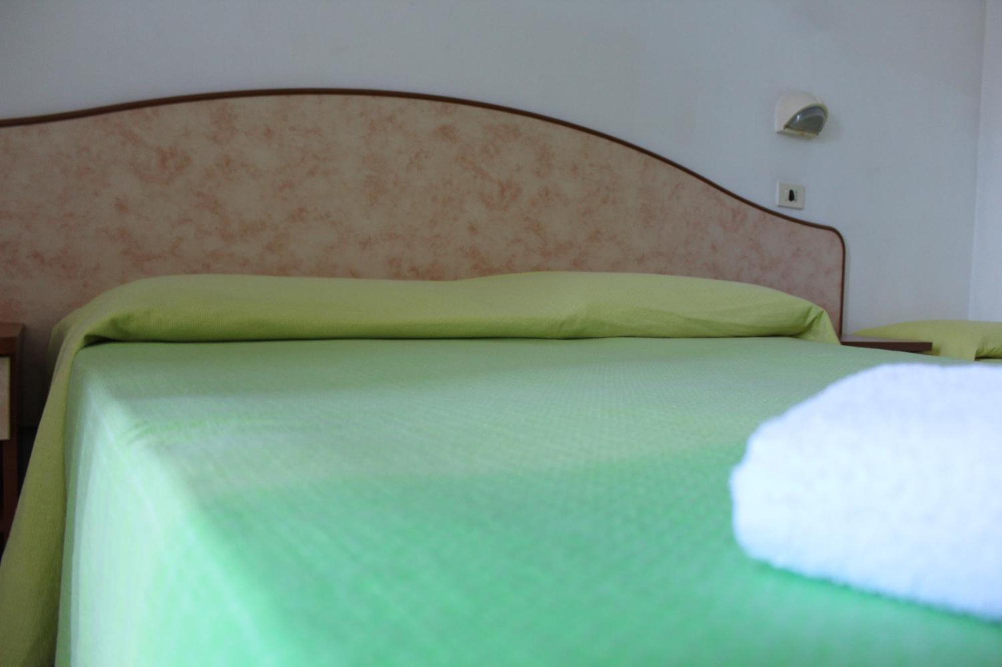 Hotel Holiday Misano Adriatico Kamer foto