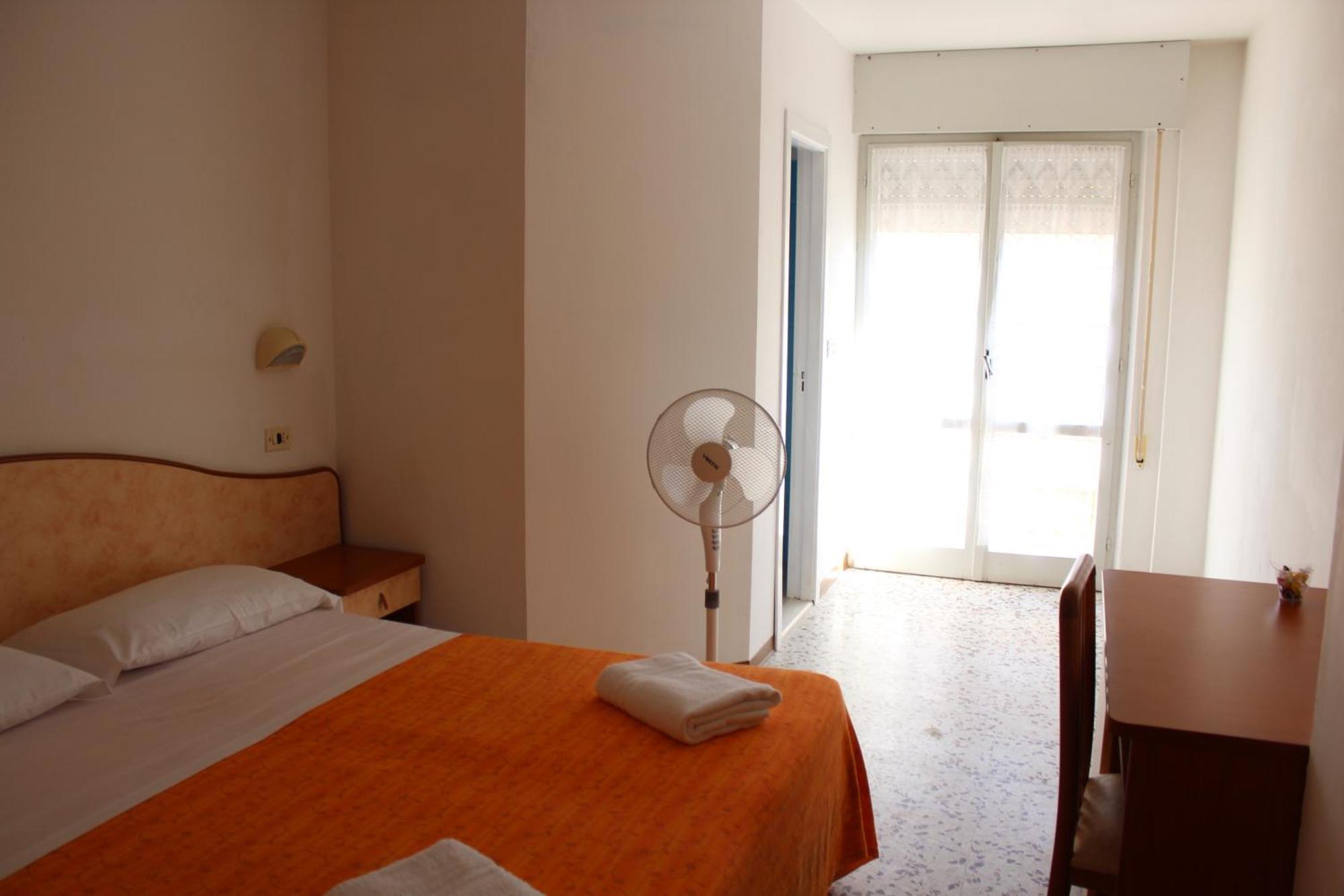 Hotel Holiday Misano Adriatico Kamer foto