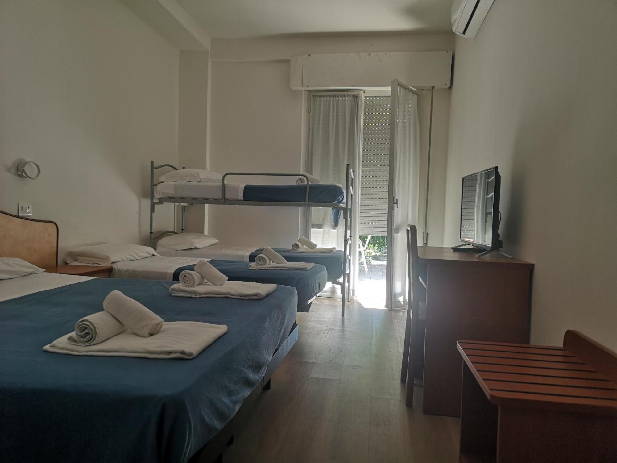 Hotel Holiday Misano Adriatico Buitenkant foto