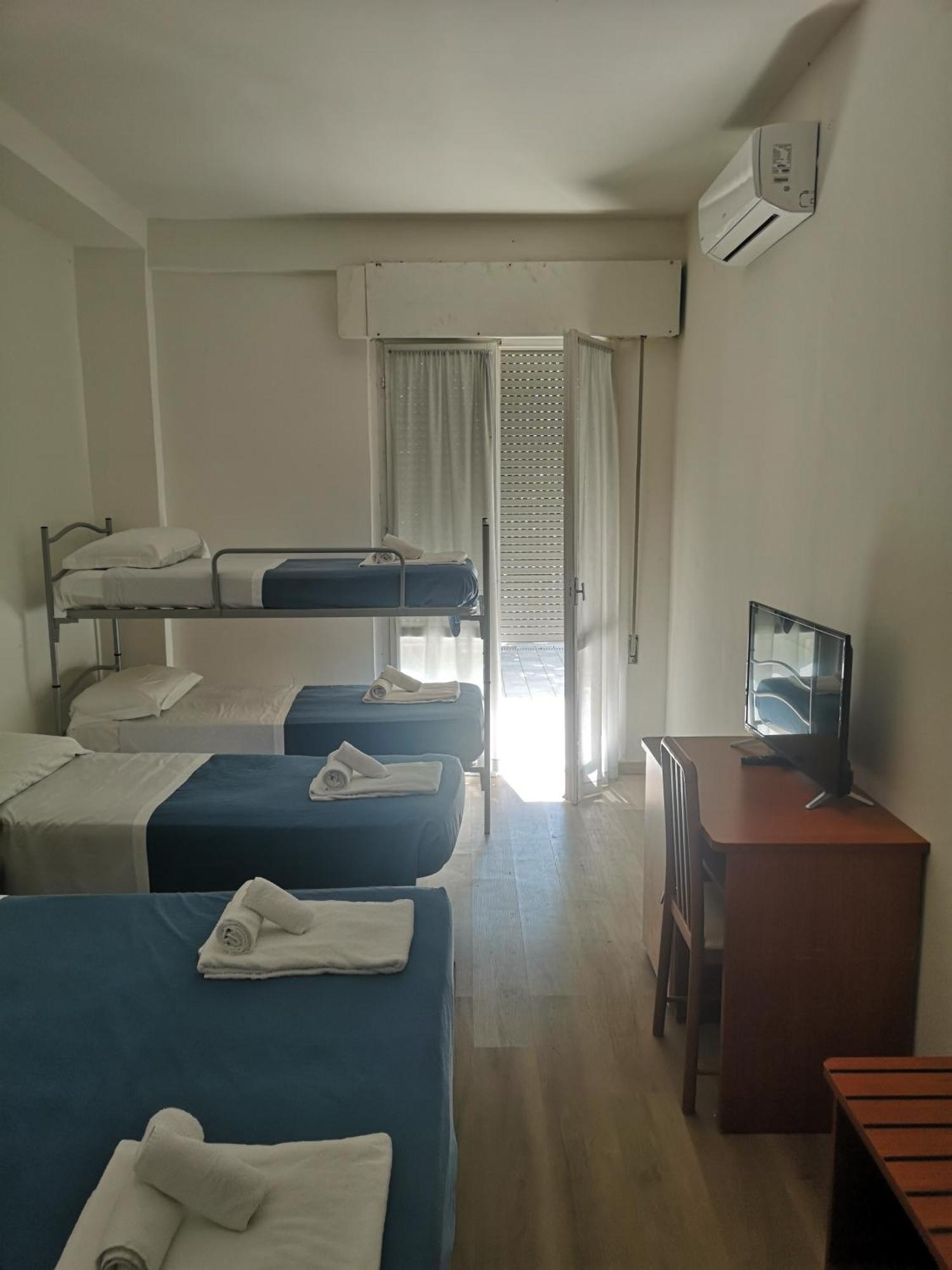 Hotel Holiday Misano Adriatico Buitenkant foto