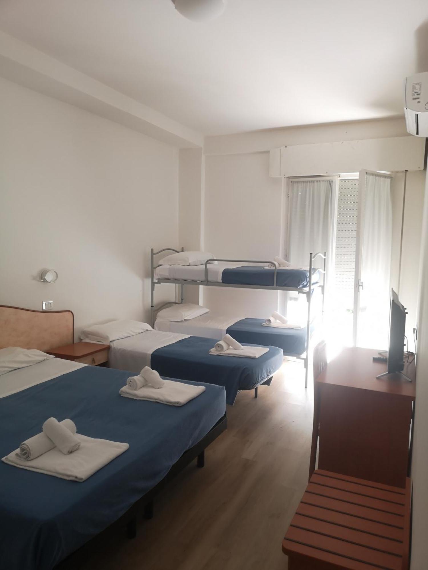 Hotel Holiday Misano Adriatico Buitenkant foto