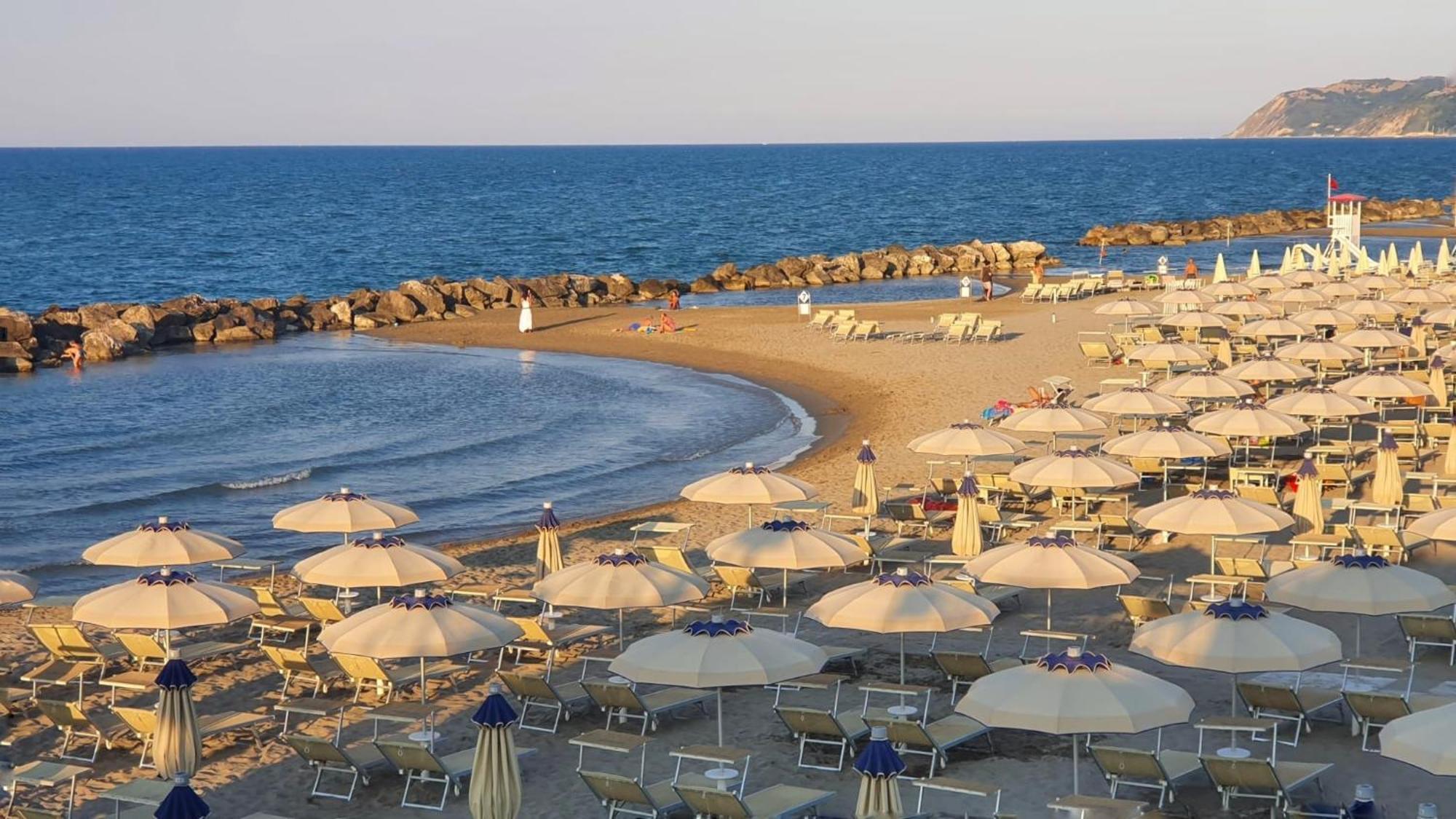 Hotel Holiday Misano Adriatico Buitenkant foto