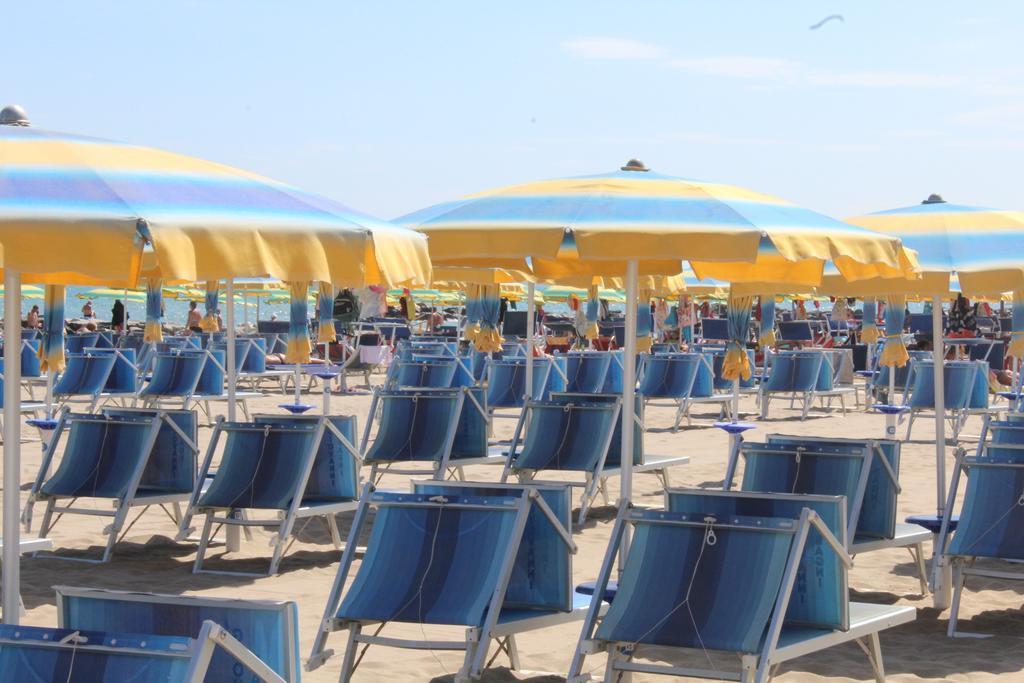 Hotel Holiday Misano Adriatico Buitenkant foto