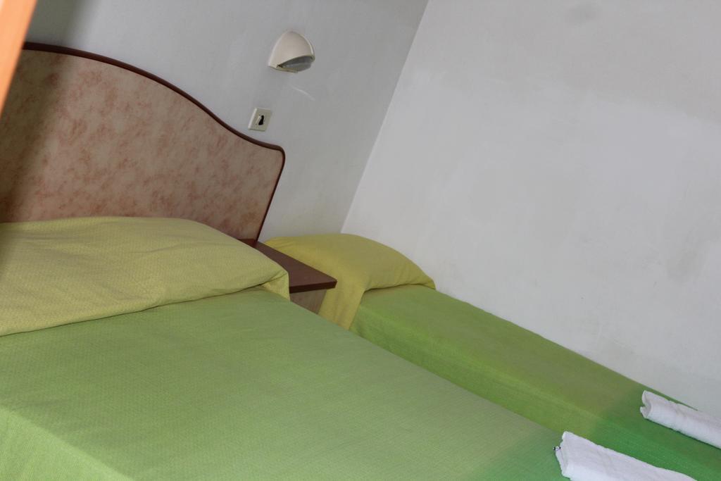Hotel Holiday Misano Adriatico Buitenkant foto