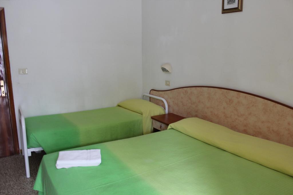 Hotel Holiday Misano Adriatico Buitenkant foto
