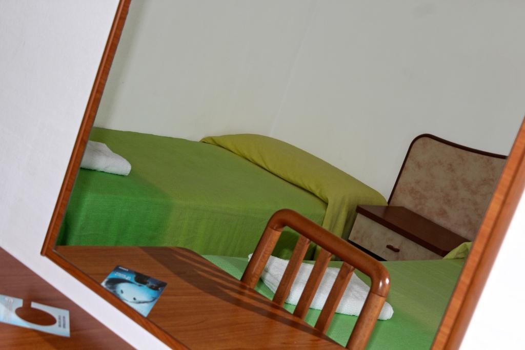 Hotel Holiday Misano Adriatico Buitenkant foto