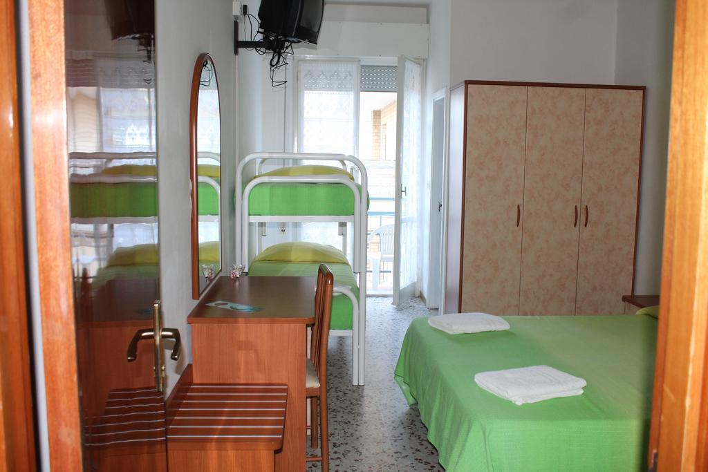 Hotel Holiday Misano Adriatico Buitenkant foto