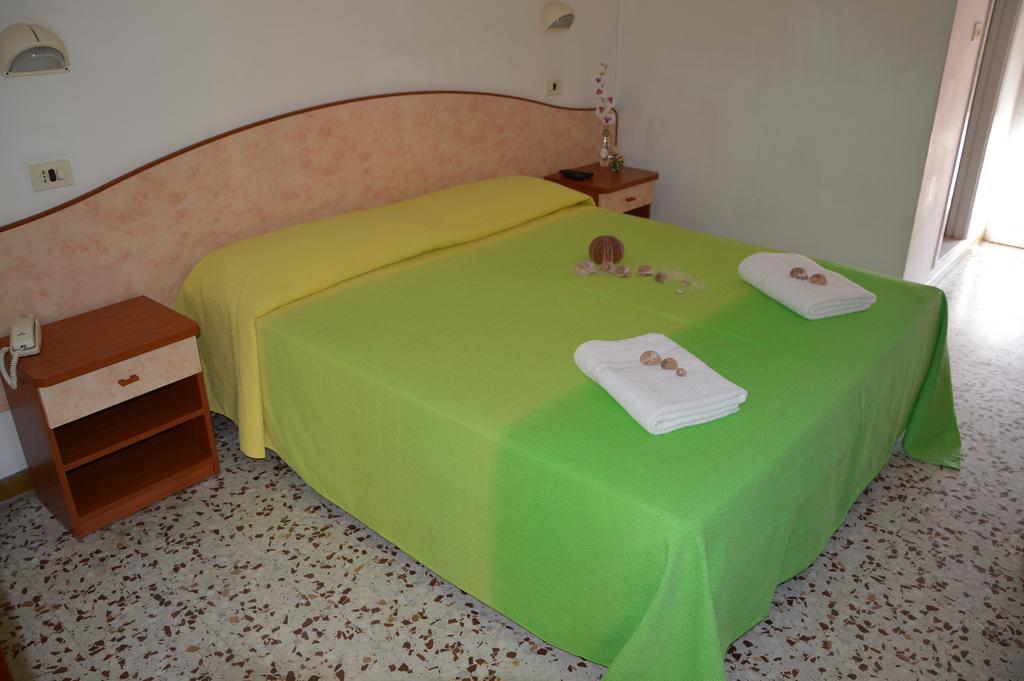 Hotel Holiday Misano Adriatico Buitenkant foto