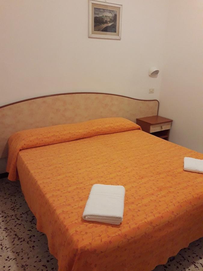 Hotel Holiday Misano Adriatico Buitenkant foto