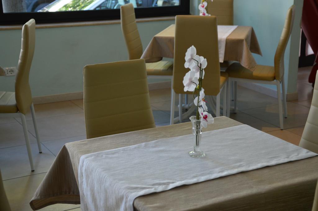 Hotel Holiday Misano Adriatico Buitenkant foto