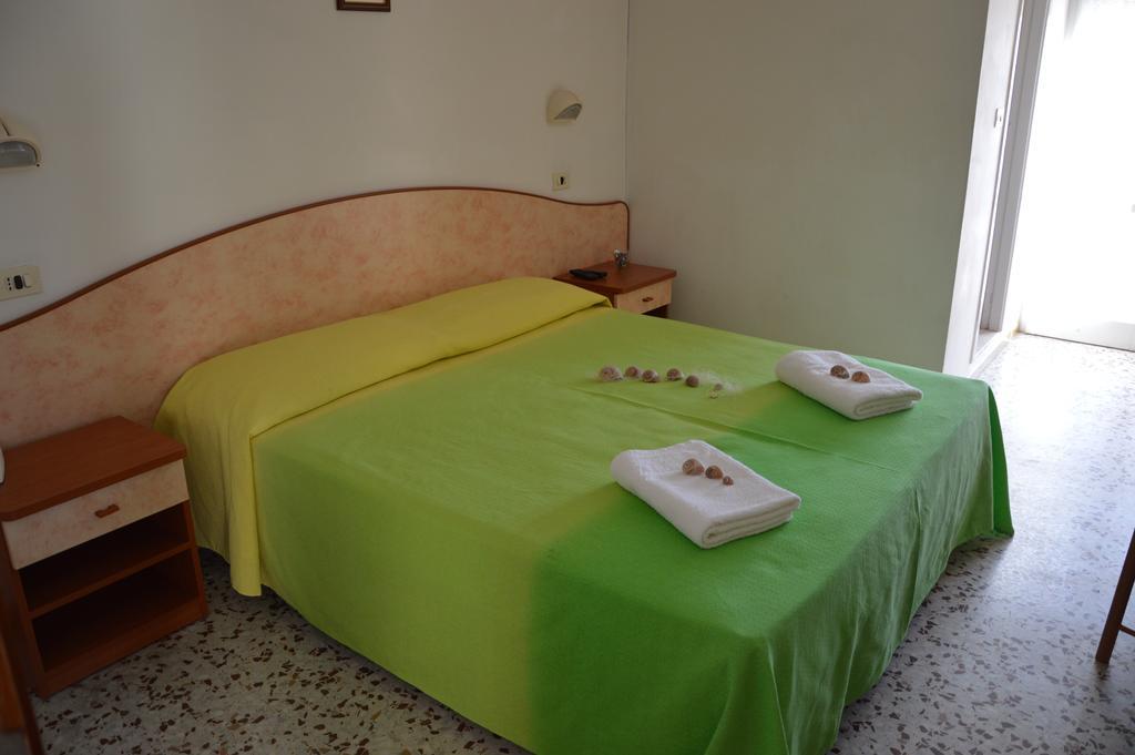 Hotel Holiday Misano Adriatico Kamer foto